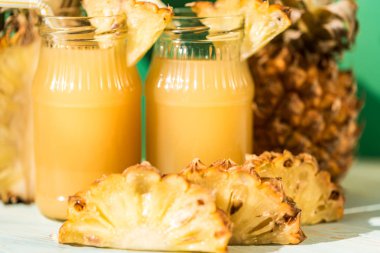 Ananas suyu ve dilim ahşap bir masa yerleştirilen