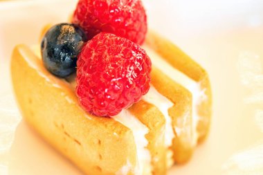 Mozzarella krem ve çilek ile küçük tart