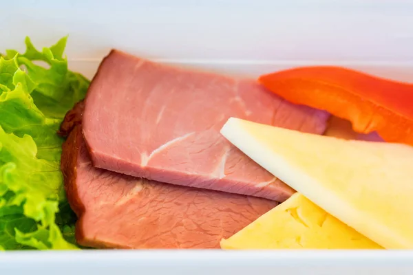 Bol en plastique avec de la nourriture tranchée pour repas en avion fermer — Photo