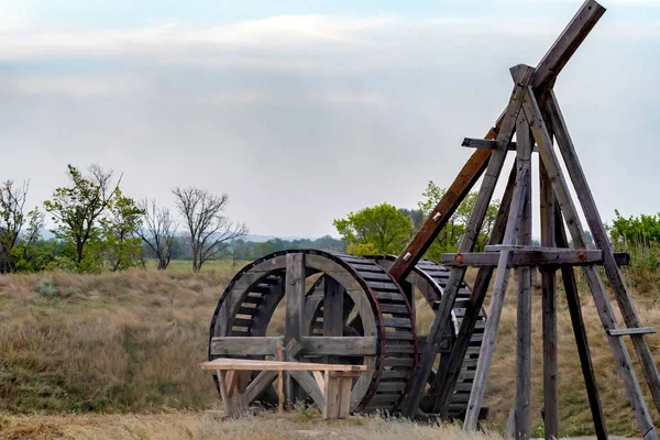 Old wooden catapult against grey sky background — Stock Photo, Image