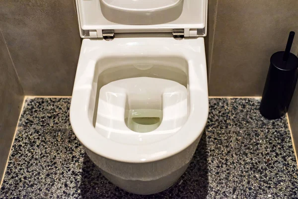 Toilettenspülung in öffentlichen Toiletten schließen — Stockfoto