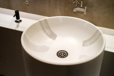 Beyaz yuvarlak içinde modern bir banyo lavabo