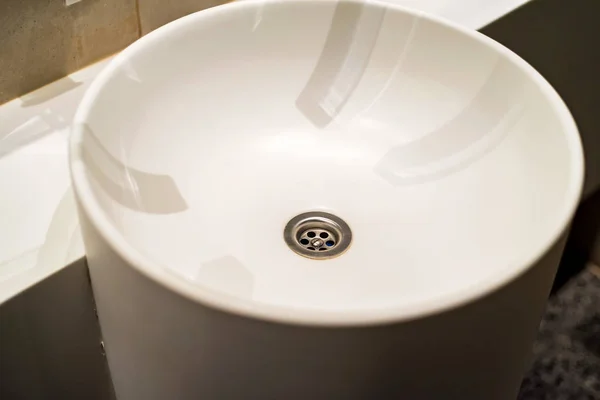 Lavabo rond blanc dans une salle de bain moderne — Photo