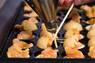 Delikli pişirme tavada karides pişirme kapatın