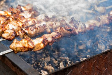 Pişirme barbekü yemek yakın şiş üzerinde shashlyk adlı