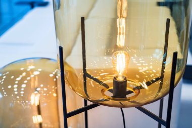 Ofis bekleme alanında modern sarı lamba