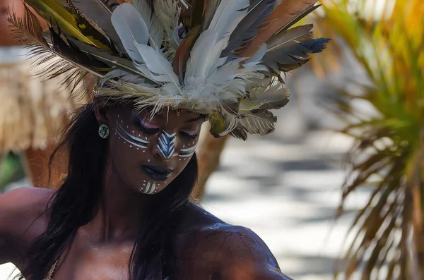 SANTO DOMINGO, REPÚBLICA DOMINICANA - 9 DE OCTUBRE DE 2015: Joven hermosa mujer criolla —  Fotos de Stock