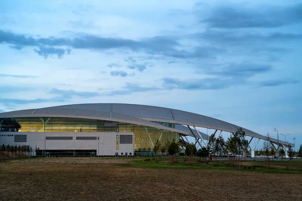 ROSTOV-ON-DON, RÚSSIA - 2 DE OUTUBRO DE 2018: Aeroporto de Platov exterior — Fotografia de Stock