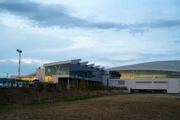 ROSTOV-ON-DON, RUSIA - 2 DE OCTUBRE DE 2018: Aeropuerto de Platov exterior — Foto de Stock