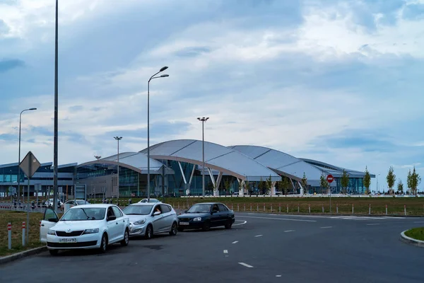 ROSTOV-ON-DON, RÚSSIA - 2 DE OUTUBRO DE 2018: Vista do aeroporto de Platov a partir do estacionamento — Fotografia de Stock