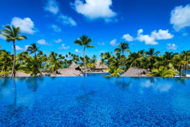 Punta Cana, Dominik Cumhuriyeti - Ekim 2015 yaklaşık: Beş yıldız tüm dahil Otel Barcelo Bavaro Palace Punta Cana, Ekim 2015 açık havuzda görünümünü. Punta Cana dünya ünlü tropikal beldesidir.