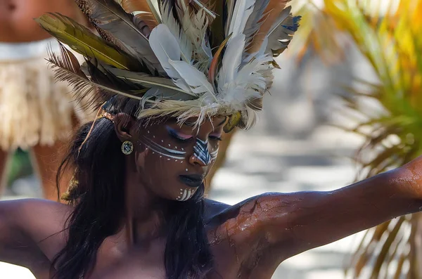 SANTO DOMINGO, REPÚBLICA DOMINICANA - 9 DE OCTUBRE DE 2015: Joven hermosa mujer criolla —  Fotos de Stock