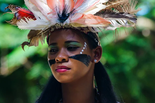 サント ドミンゴ ドミニカ共和国 2015 伝統的な帽子で身元不明の若い美しい Creol の女性の肖像画 クレオールの人々 が植民地時代に起源の民族グループです — ストック写真