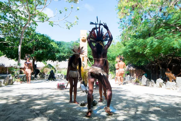 SANTO DOMINGO, REPÚBLICA DOMINICANA - 9 de outubro de 2015: Jovens crioulas dançam — Fotografia de Stock