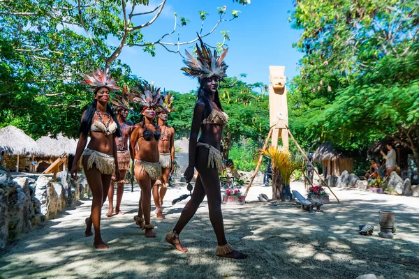 Άγιος Δομίνικος, Δομινικανή Δημοκρατία - 9 Οκτωβρίου 2015: νέοι Creol γυναίκες χορού — Φωτογραφία Αρχείου