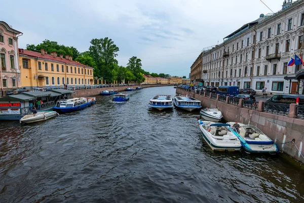 ST.PETERSBURG, RUSSIA - 09 GIUGNO 2015: Vista sul canale nel centro di San Pietroburgo — Foto Stock