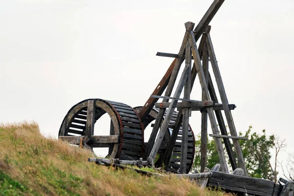 Catapulta de madeira velha contra fundo céu cinza — Fotografia de Stock