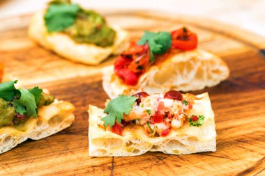 Ahşap tahta üzerinde sebzeli karides bruschetta yakın çekim