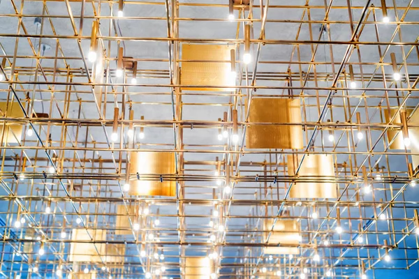 Construcción moderna de iluminación metálica en el techo que parece bambú — Foto de Stock