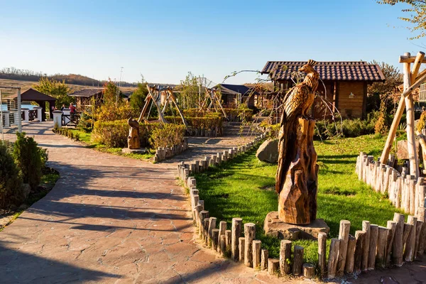 Vista otoñal del parque ribereño con casas y bancos de madera —  Fotos de Stock