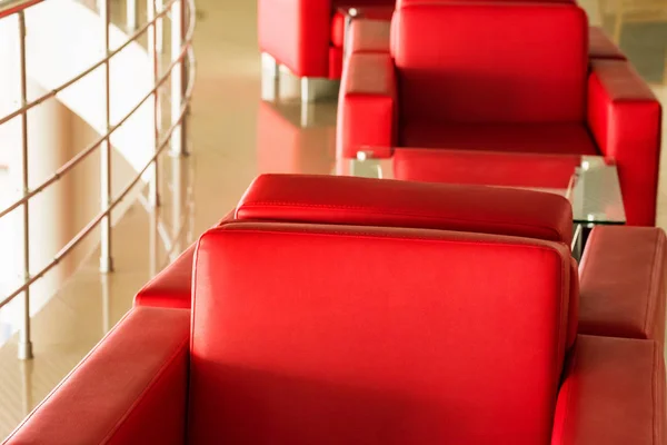 Modernos sillones de cuero rojo en la sala de espera — Foto de Stock