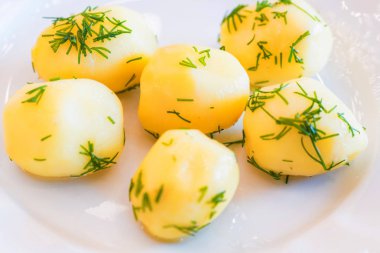 Beyaz tabakta lezzetli haşlanmış patates kapatın