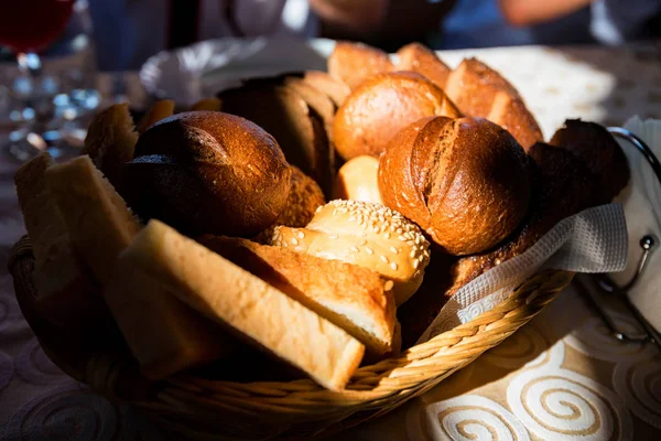 Pão fresco sortido em vista de perto cesta — Fotografia de Stock