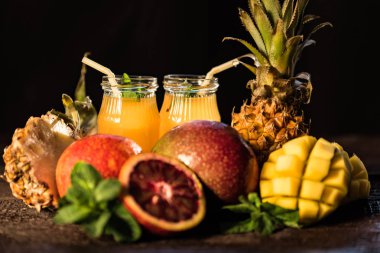 Meyve suları gözlük. Atıştırmalıklar ve içecekler yaz.