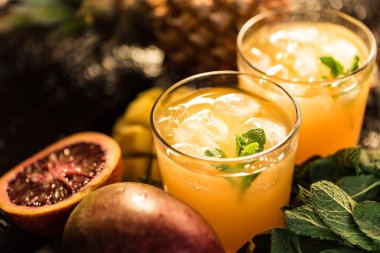 Meyve suları gözlük. Atıştırmalıklar ve içecekler yaz.