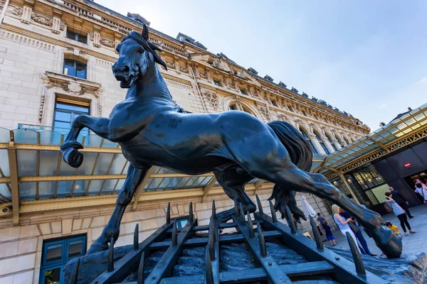 PARÍS, FRANCIA - 06 DE JUNIO DE 2014: La estatua del caballo fuera del Museo de Orsay . — Foto de Stock