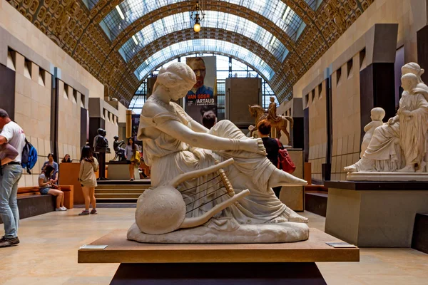 Paris, Frankrike - 06 juni 2014: Muse staty inuti den Museum Dorsay i Paris — Stockfoto