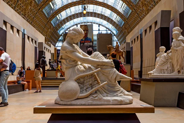 Paris, Fransa - 06 Haziran 2014: Muse Heykel Müzesi Dorsay Paris içinde