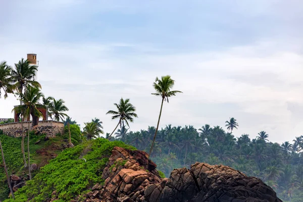 Kleiner leuchtturm an der tropischen küste in sri lanka — Stockfoto