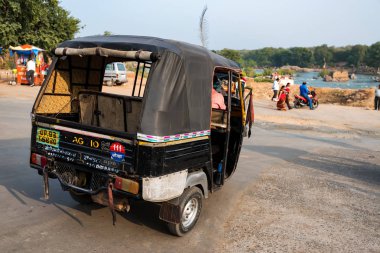 Jaipur, Hindistan - Kasım 2017 yaklaşık: Otomatik rikshaw sokakta Hindistan