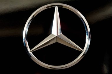 Rostov-On-Don, Rusya-27 Ekim 2018: Mercedes logo marka showroom