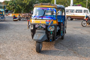 Jaipur, Hindistan - Kasım 2017 yaklaşık: Otomatik rikshaw sokakta Hindistan