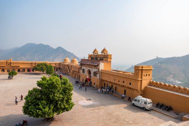 Jaipur, Hindistan - 5 Kasım 2017: Amber Fort Hindistan'da avlusu turist.