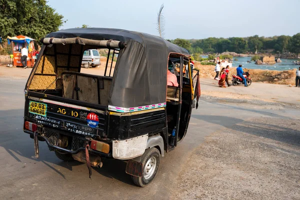 JAIPUR, INDIA - CIRCA NOVEMBRE 2017: Auto rikshaw in strada dell'India — Foto Stock