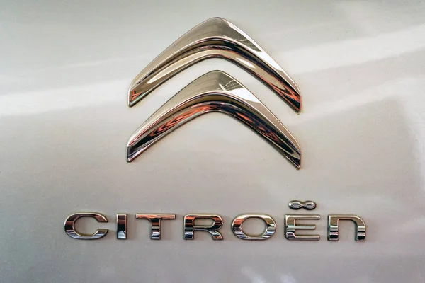 ROSTOV-ON-DON, RUSIA - 27 DE OCTUBRE DE 2018: Logotipo de Citroen en el showroom de la marca — Foto de Stock