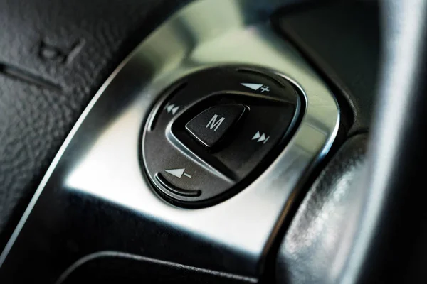 Multimediální tlačítka na volantu v moderní auto — Stock fotografie