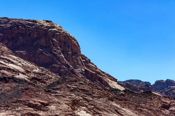 Rocks in desert on Sinai peninsula against blue sky background — Stock Photo, Image