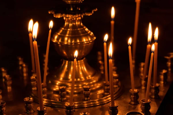 Zamknij świece płonące w kościele — Zdjęcie stockowe