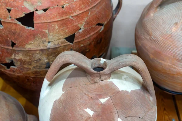 В музее выставлены древние глиняные горшки — стоковое фото