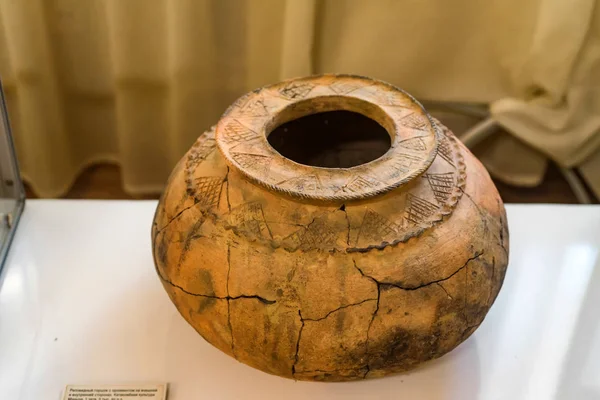 Antigua olla de barro en exhibición en el museo — Foto de Stock