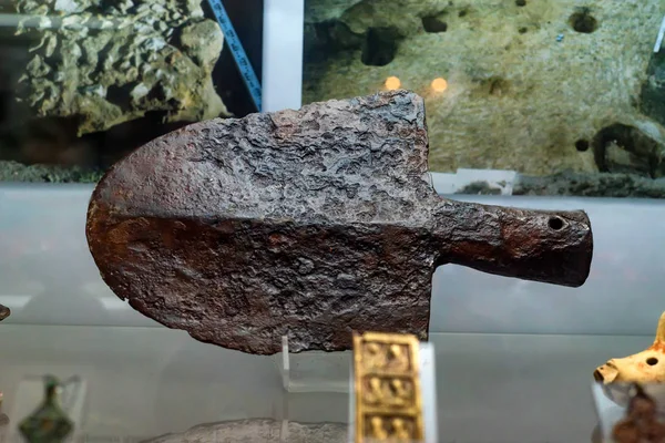 Древняя металлическая лопата выставлена в музее — стоковое фото