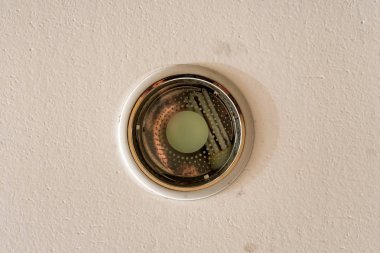 Tavanda küçük modern ışık yakın çekim