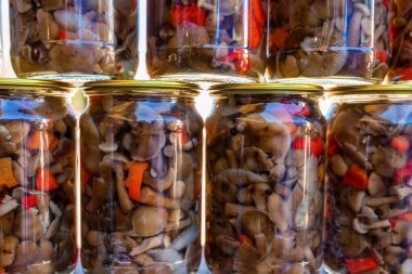 Köy Market'teki kavanoz turşu tatlım mantar