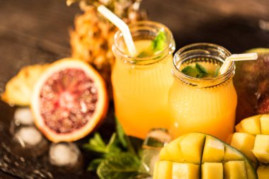 Meyve suları gözlük. Atıştırmalıklar ve içecekler yaz.