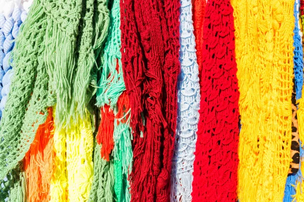 Renkli örgü Şallar pazarında yakın — Stok fotoğraf