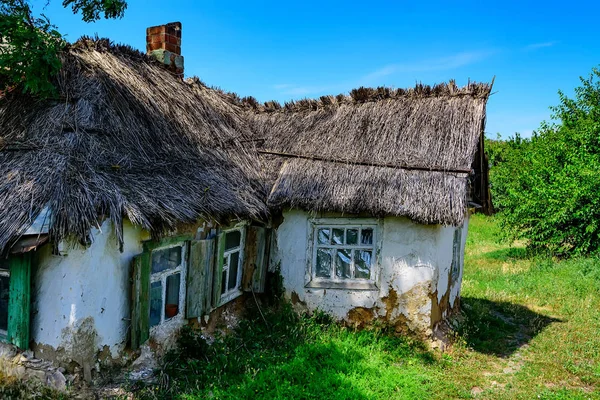 Stary dom na wsi z trzciny dach — Zdjęcie stockowe